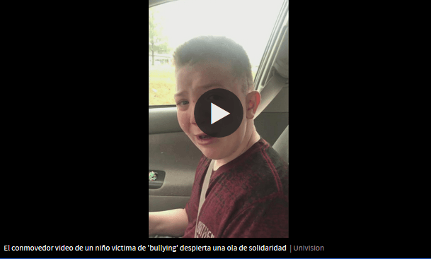 <b>El vídeo de un niño que sufre acoso escolar desata ola de solidaridad</b>
<br>El relato de Keaton Jones, un estudiante que teme que llegue la hora del almuerzo en la escuela por la ridiculización a la que le someten sus compañeros, 
<a href="https://www.univision.com/noticias/acoso/las-personas-que-son-diferentes-no-deben-ser-criticadas-el-video-de-un-nino-que-conmovio-mas-alla-de-las-redes">es desgarrador</a>. Su madre recogió su testimonio y publicó un video en sus redes sociales para denunciar el hostigamiento que sufre el menor. Millones de desconocidos y de famosos lo apoyaron, haciendo visible el problema del acoso escolar.