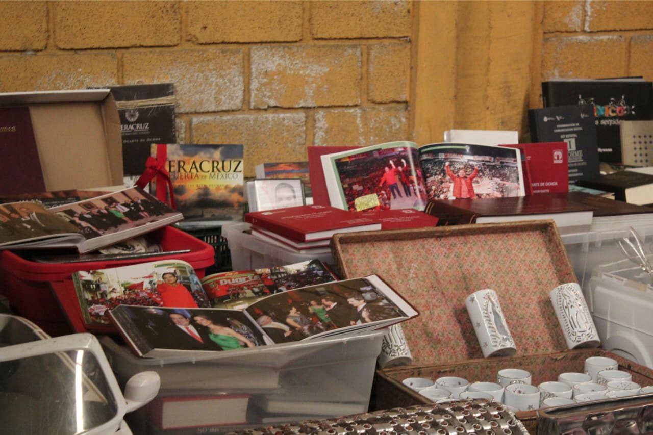 En la bodega, de la cual se supo tras un trabajo de inteligencia y de una denuncia anónima, se encontraron obras de arte, muebles, rines para automovil, libros, instrumentos musicales, balones de fútbol, sillas de ruedas, andaderas, útiles escolares, despensas y un “cúmulo de documentos”, detalló el gobernador de Veracruz, Miguel Ángel Yunes Linares. 
<br>