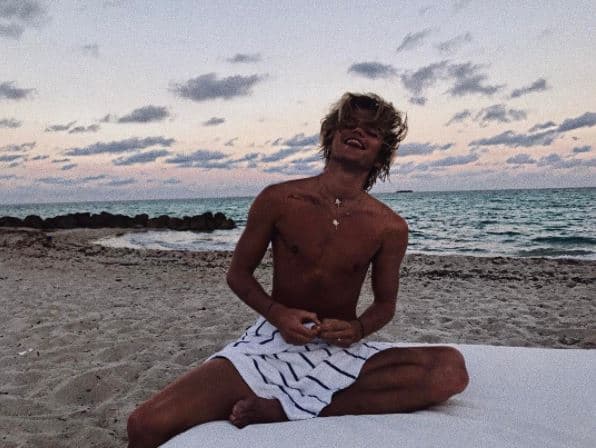 El modelo, además de desfilar y protagonizar diferentes campañas al lado de famosas modelos como Stella Maxwell, fue elegido para ser la imagen de las fragancias 1 Million y 1 Million Privé, de Paco Rabanne.