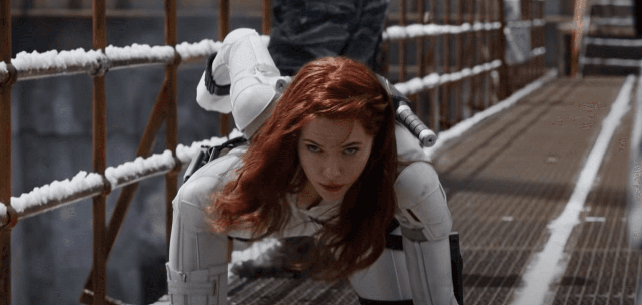 Black Widow portando su traje blanco