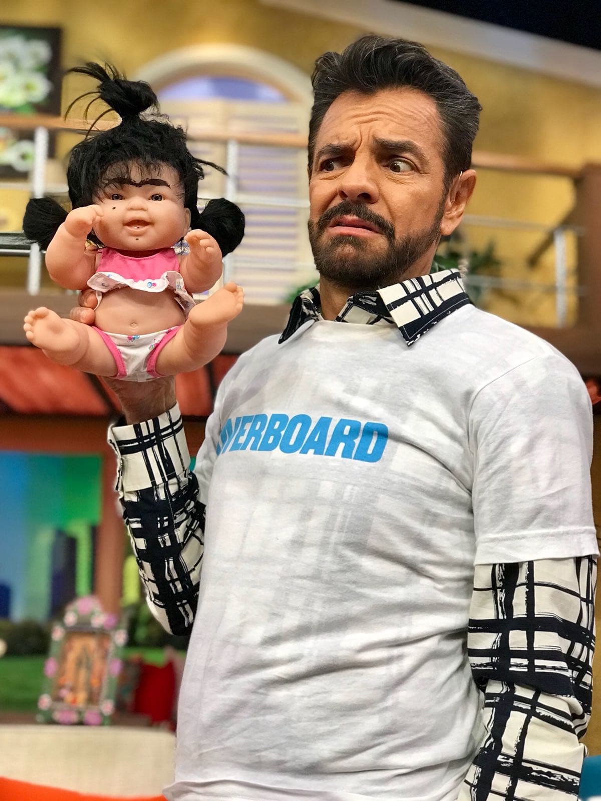 ¿Será que Eugenio Derbez entregará el regalo? Él se despidió de Despierta América pensándolo.