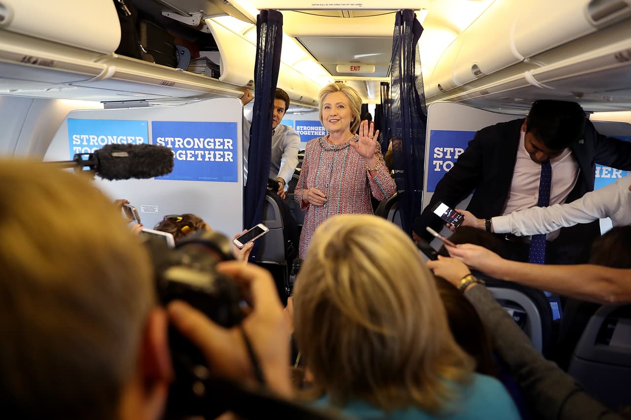 Clinton habla con la prensa abordo de su avión antes de partir del Westchester County Airport rumbo a Carolina del Norte.