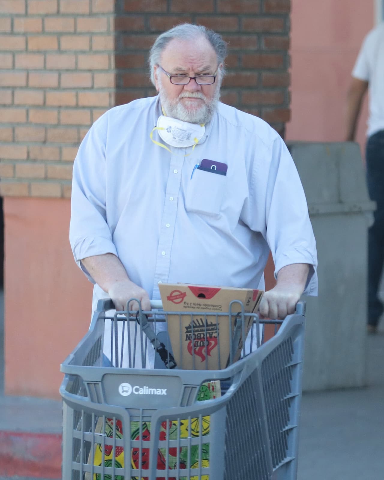 El retirado director de fotografía de 75 años forma parte del segmento de la 
<b><a href="https://www.univision.com/noticias/salud/quienes-son-los-mas-vulnerables-ante-el-coronavirus-no-son-solo-los-adultos-mayores" target="_blank">población más vulnerable</a></b> a contraer el contagioso virus. 
<br>