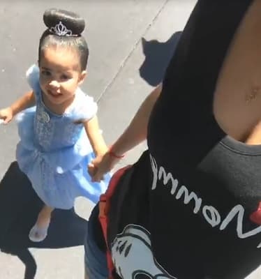 Luego, tomada de la mano de su mami, Baby Giulietta siguió su camino, captando miradas por su atuendo de princesa.