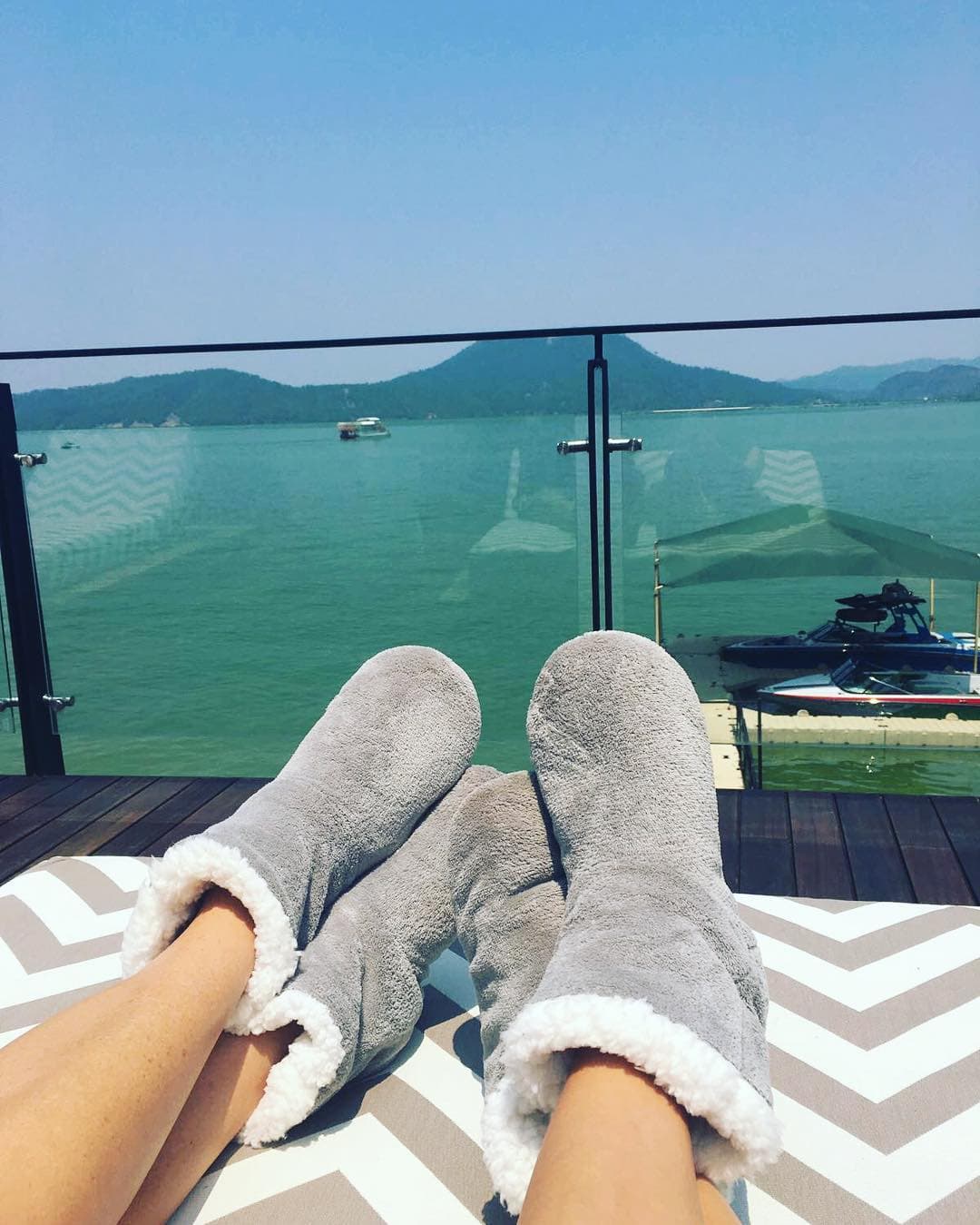 Tras la pachanga, Eva y su BFF, Victoria Beckham, descansaron con estas pantuflas.
