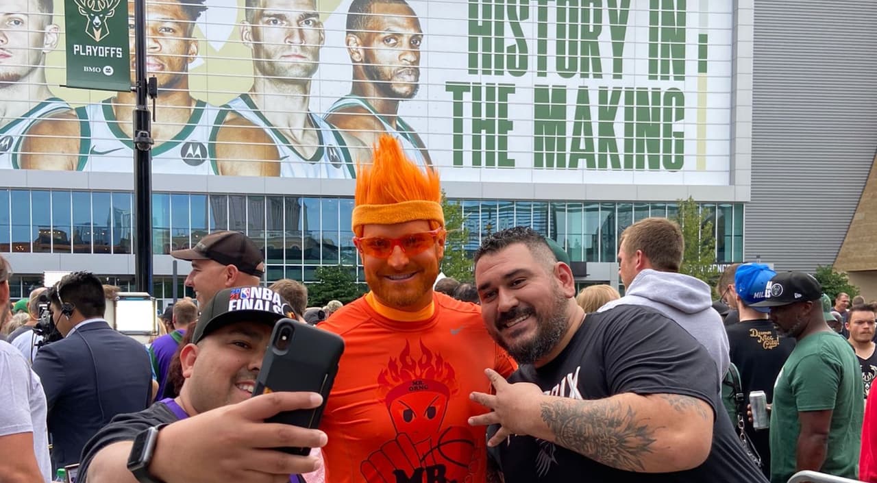 Mr. ORNG (pronunciado "orange") nació hace más de una década mientras asistía a los juegos de los Phoenix Suns, siempre era el más ruidoso de su sección y cuando recibió comentarios negativos el público local decidió hacer un cambio. Ahora es una reconocida personalidad entre los aficionados al equipo.