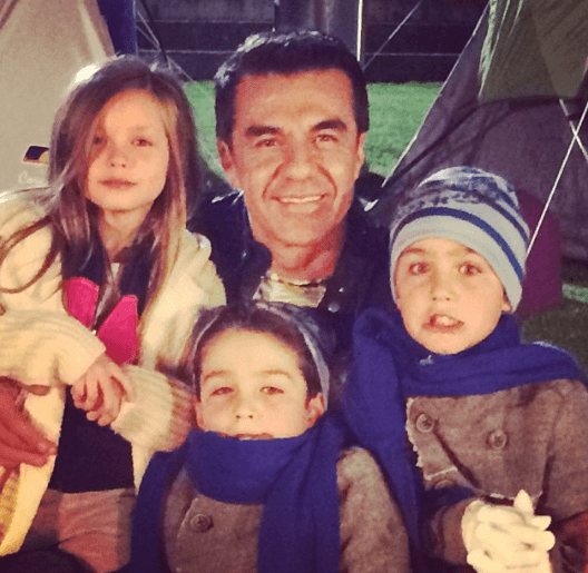 Adrián Uribe con los hermanos Lascurain.