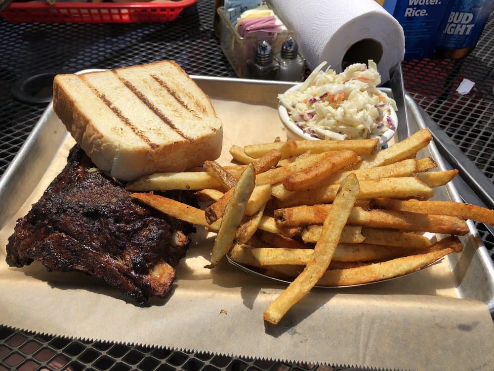 <b>The Greater Good BBQ</b>
<br>Dirección: 4441 Roswell Rd Atlanta, GA 30342
<br>Teléfono: (404) 303-8525
<br>Sitio web: 
<a href="http://www.greatergoodbbq.com">http://www.greatergoodbbq.com</a> 
<br>
<b><a href="https://www.yelp.com/map/the-greater-good-bbq-atlanta">Cómo llegar</a></b>
<br>
<br>Aseguran que ofrecen productos basados en “las recetas familiares y la atención al detalle al ahumar las carnes”.