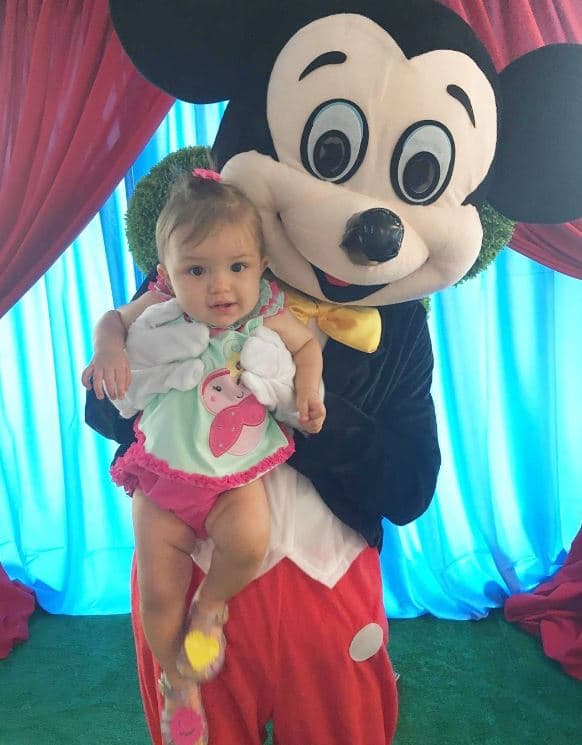 Kamilia junto al ratoncito más famoso del mundo, Mickey Mouse.