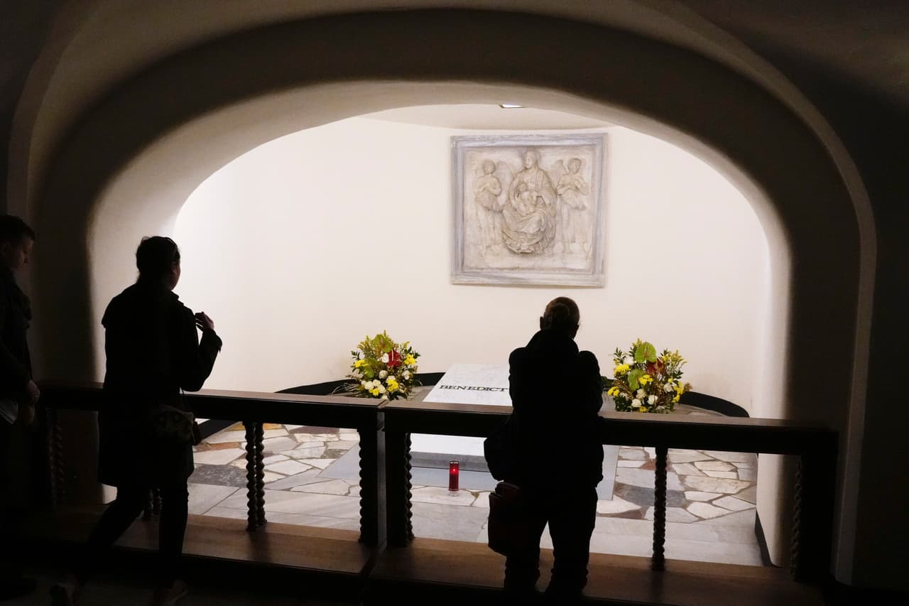 El Vaticano anunció el sábado que el público podrá visitar la tumba a partir del domingo en la mañana.