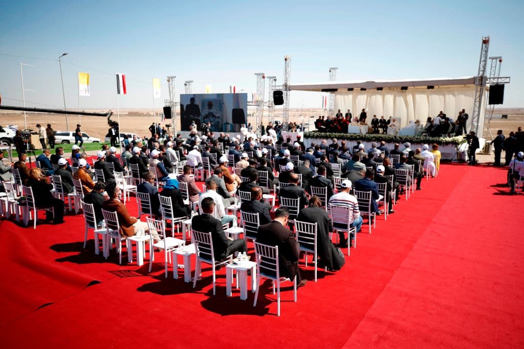 En una explanada habilitada junto al sitio arqueológico de Ur, próximo a la ciudad de Nasiriya, el Papa recordó la persecución étnica y religiosa que sufrieron muchas comunidades en Irak por parte del grupo yihadista Estado Islámico (EI), que ocupó extensas áreas del país de 2014 a 2017.