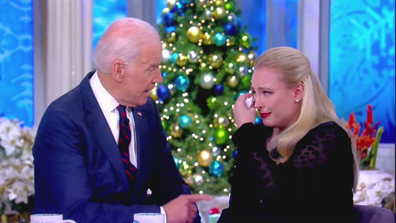 Biden consuela a la hija de John McCain, que rompe en llanto al hablar del agresivo cáncer que padece su padre