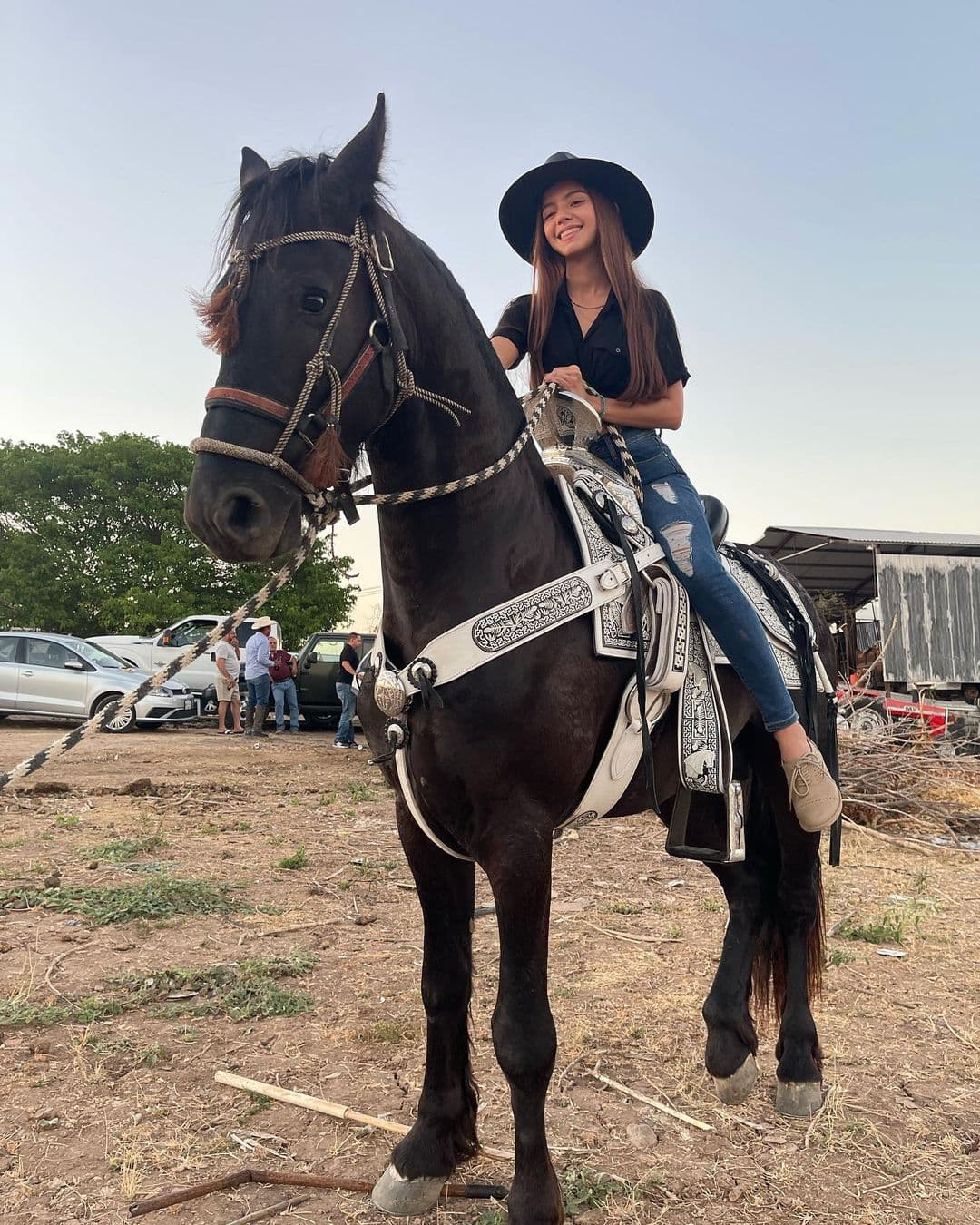 La joven era hija de Maricruz Robles, exesposa del cantante. Él se casó con ella cuando la niña tenía 2 años, según detalló 'Venga la alegría', y la adoptó como si fuera de su sangre.
