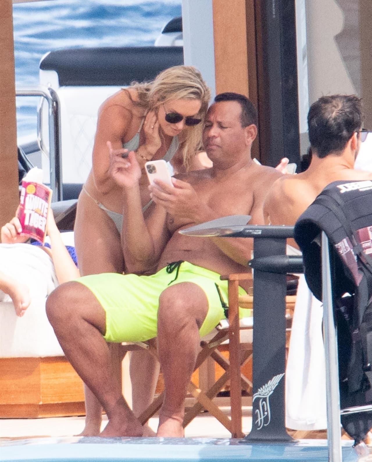 El expelotero de los Yankees, de 46 años, y su novia, una competidora de acondicionamiento físico, de 25, estaban felices mientras miraban algo en el teléfono celular del exprometido de JLo.
<br>