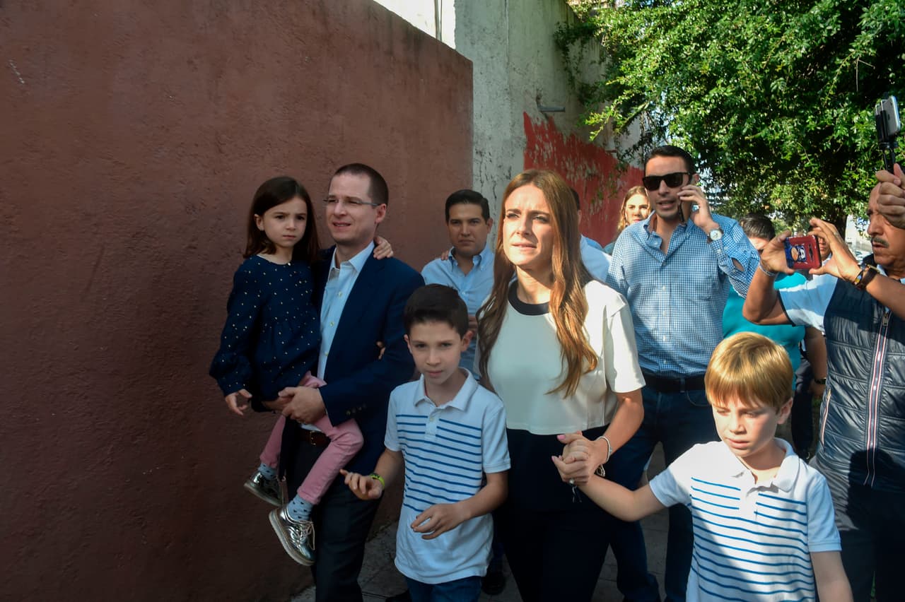 "Votemos hoy con el corazón, pensando en el futuro de nuestro país, pensando en nuestros hijos, pensando en las familias de México", dijo Anaya despues de emitir su voto.