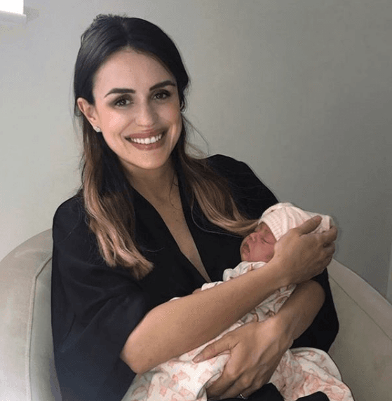 “Sentimientos encontrados por haber dejado a la pequeñita en casa, pero muy contenta de estar con ustedes”, dijo la mamá primeriza en un video que publicó en Instagram a su llegada a los estudios de Univision.
<br>