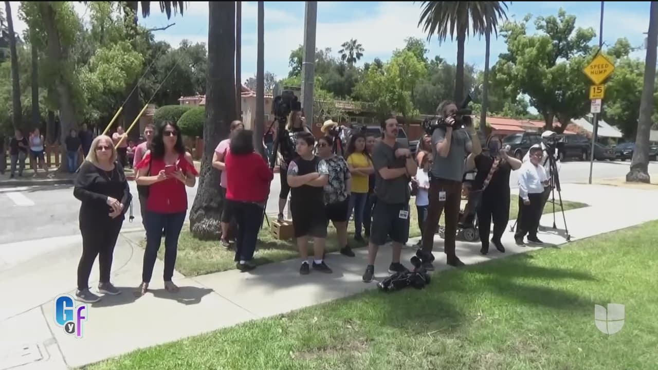 En las afueras la iglesia, se encontraban medios de comunicación y unos cuantos curiosos que deseaban ver a los novios.