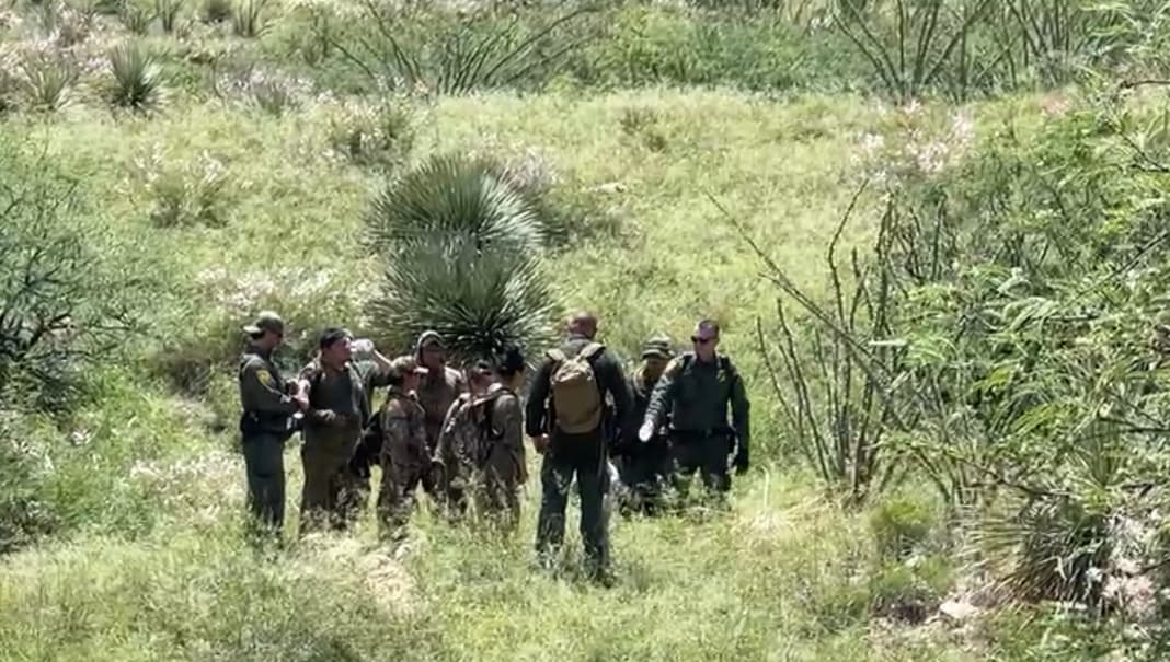 Unas horas antes fue detectado otro grupo que fue rescatado, a los indocumentados se les había acabado el agua y entre ellos venía una niña de 4 años.