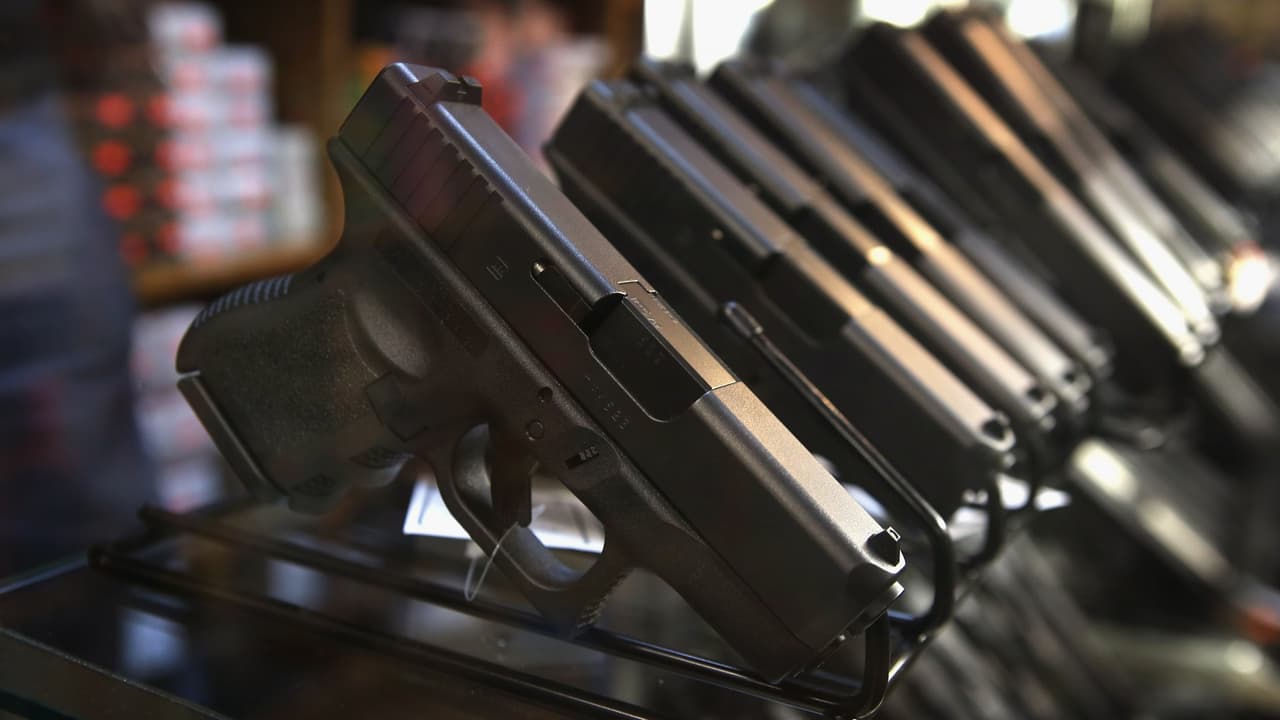 Pese a la masacre en El Paso, Texas reducirá aún más los controles sobre la posesión de armas 