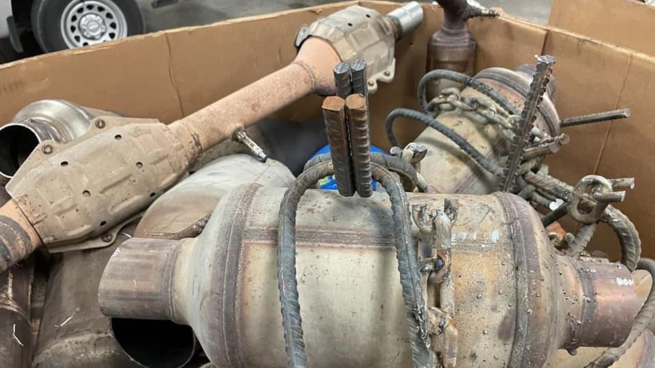 Estos convertidores catalíticos robados tenían hasta barras antirrobo, pero los ladrones aún así logran extraerlos.