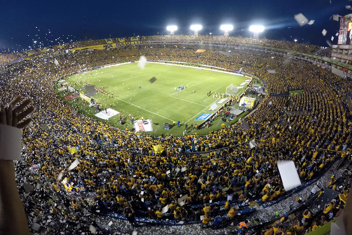 Una fiesta de color y convivencia dentro del Estadio Universitario de Monterrey en la edición 117 del Clásico Regiomontano.