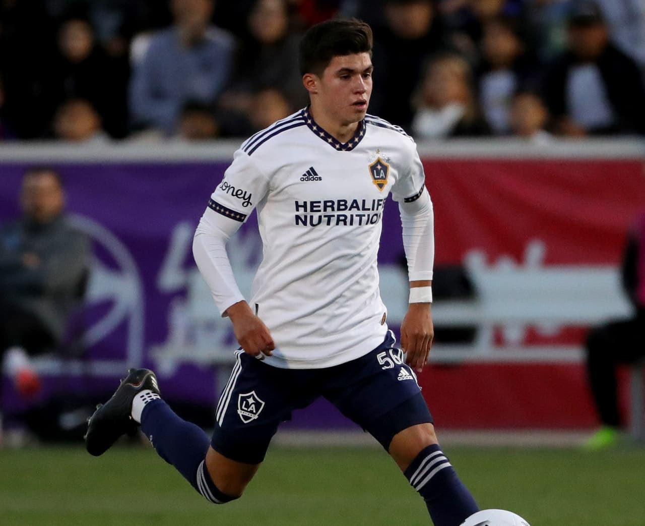 LA Galaxy da contrato a largo plazo a Jonny Pérez, juvenil mexicano