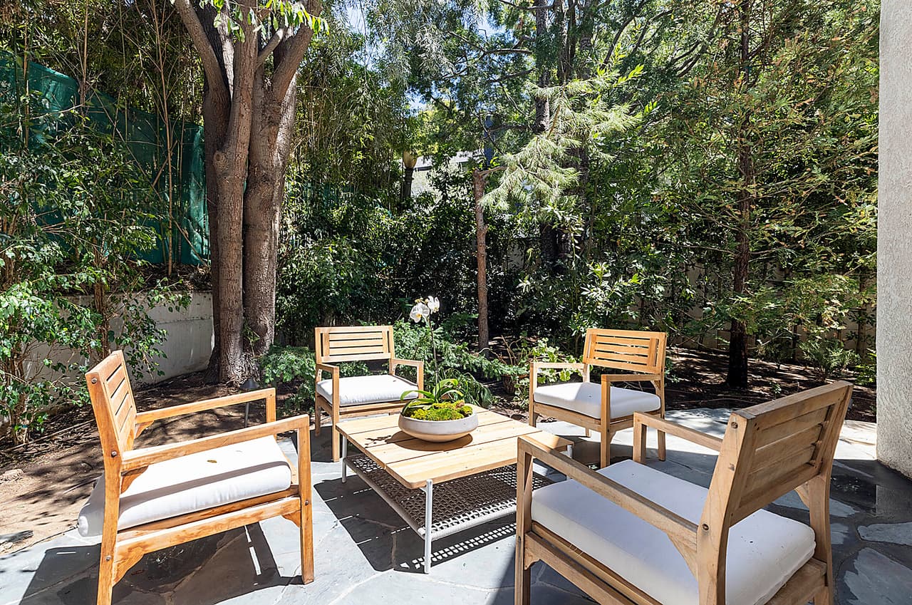 Además, cuenta con una sala al aire libre que está ubicada al lado de la piscina y del spa.
<br>