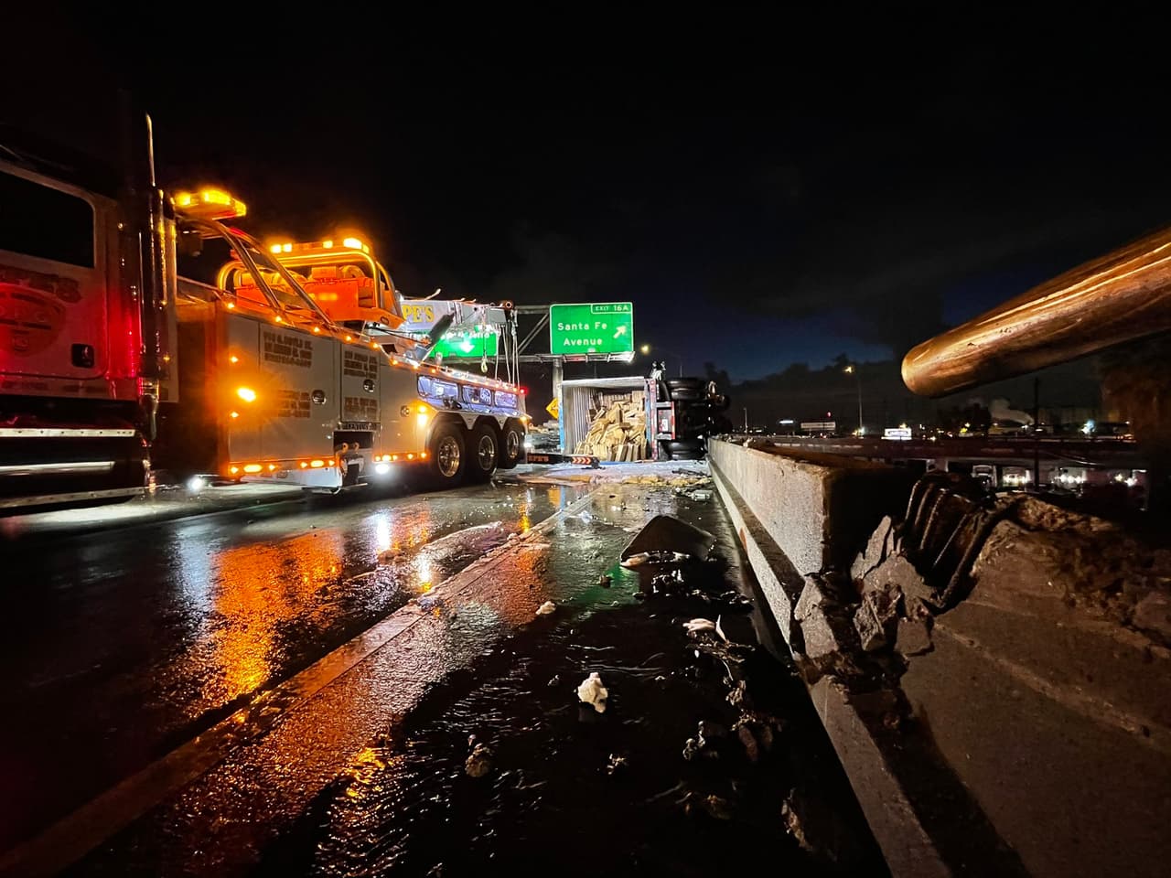 La Patrulla de Caminos de California reportó en la madrugada de este viernes un accidente en la que involucró un camión de carga grande.