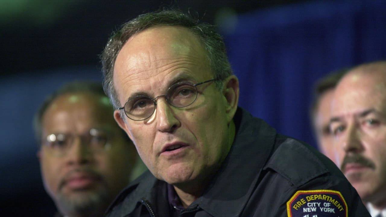 Su figura alcanzó la cima tras los ataques del 11 de septiembre de 2001, cuando se ganó el apodo de el 
<b>"alcalde de América” por su liderazgo</b> en medio de la tragedia del World Trade Center.