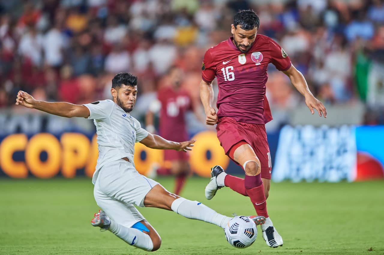 las anotaciones de Homan Ahmed y Abdelaziz Hatem le dan la victoria a Qatar 2-0 sobre Honduras y aseguran el liderato de su grupo.