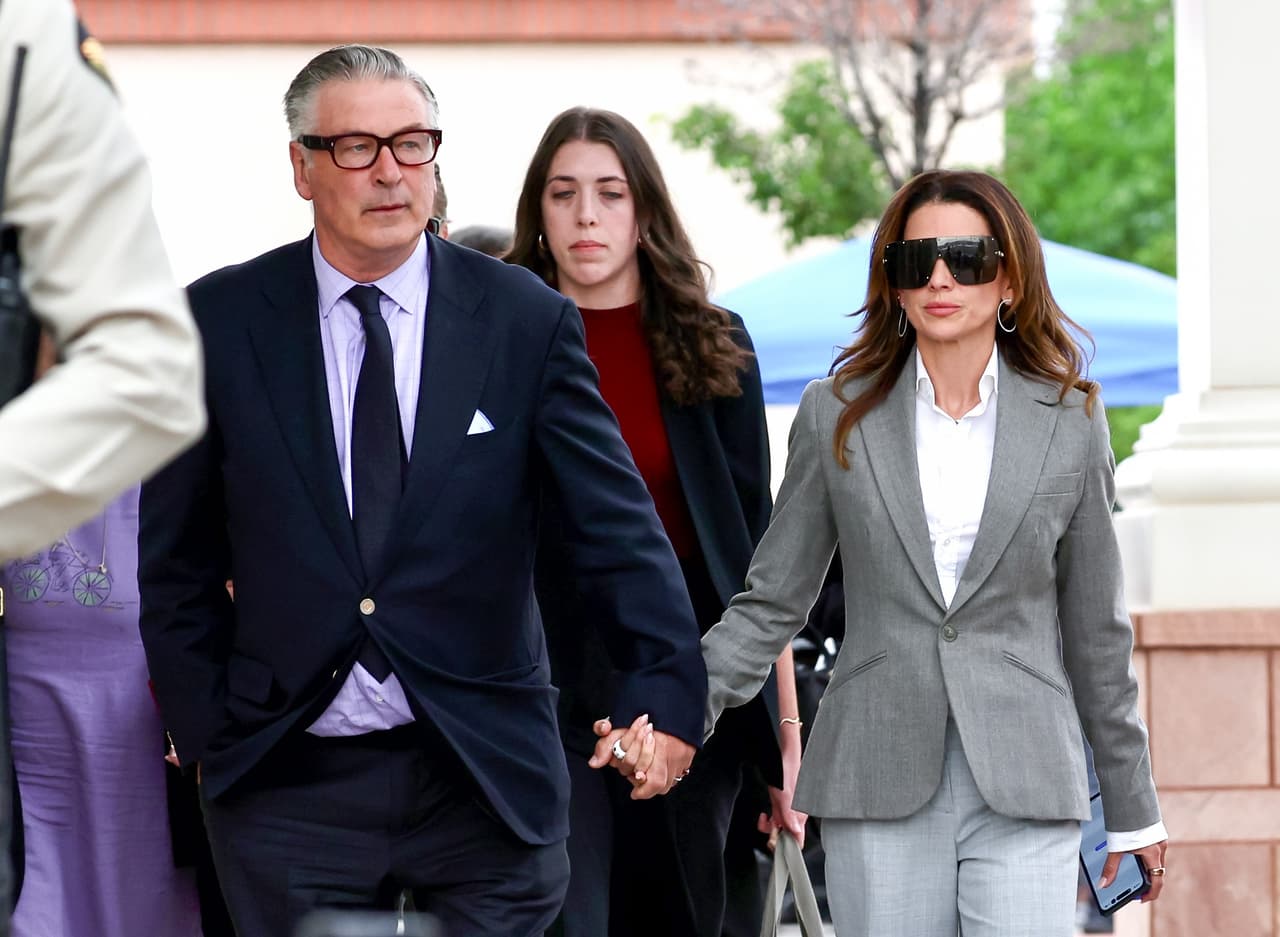 Alec Baldwin y su esposa Hilaria Baldwin saliendo del tribunal en Santa Fe, Nuevo México.