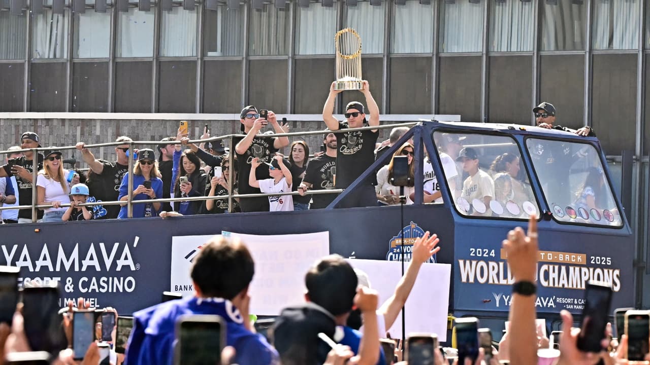 El centro de Los Ángeles se desborda para celebrar a los Dodgers bicampeones