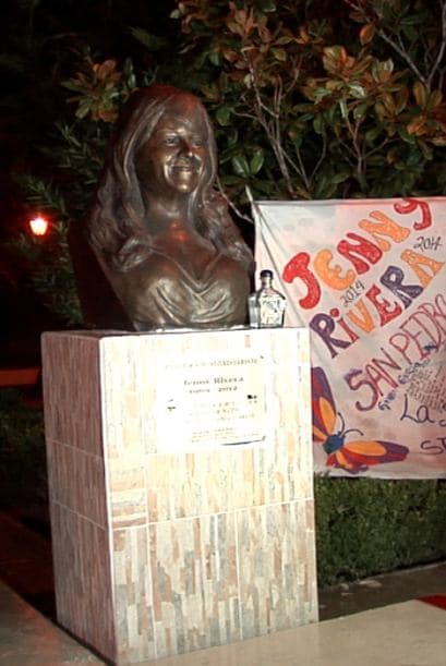 Un busto de la cantante Jenni Rivera fue instalado en la plaza central de Iturbide, Nuevo León, poblado cercano donde se estrelló la avioneta en que viajaba la llamada Diva de la banda.