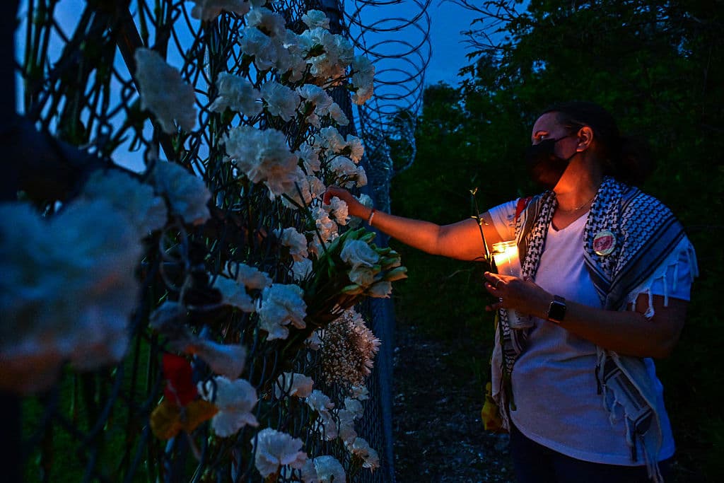 La esperanza de las familias de los migrantes detenidos es que se les permita salir de Krome para retomar sus vidas.
<b> Según el cantante urbano Ovi, la mayoría de los detenidos en el centro, no tiene recursos para pagar un abogado</b> que le ayude a litigar su caso.