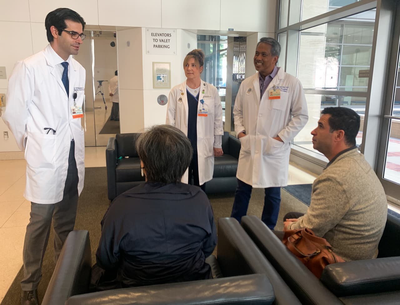 Después de ser rechazados por más de 20 programas de trasplante, acudieron al Centro Médico Ronald Reagan de UCLA, donde el Dr. Abbas Ardehali revisó el caso de Miriam y la aceptó como paciente.