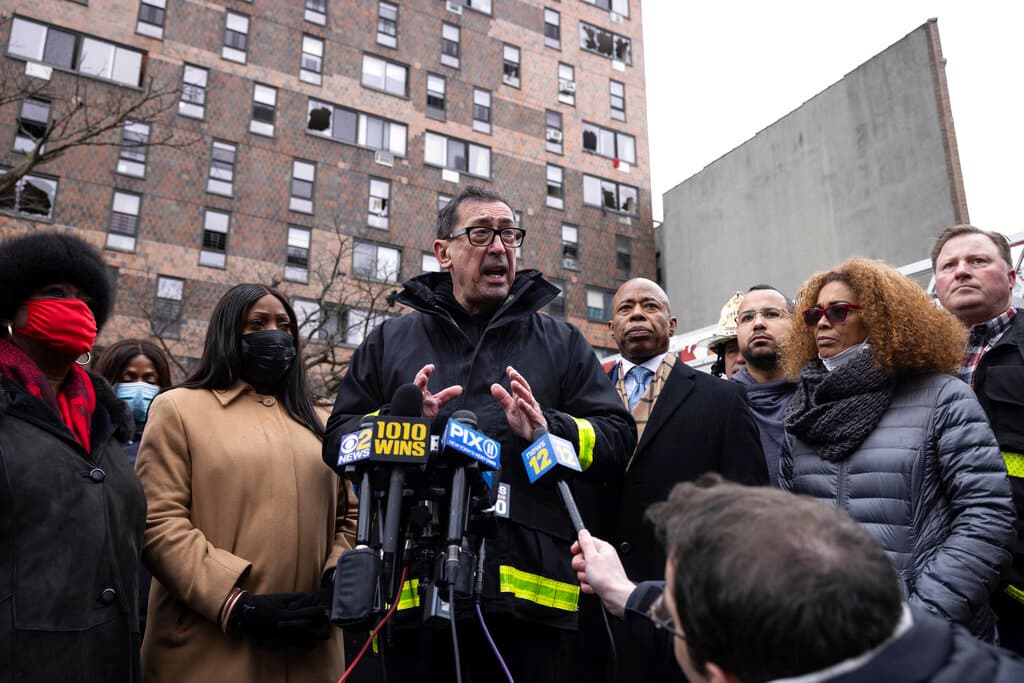 El Comisionado del Departamento de Bomberos de la Ciudad de Nueva York, al centro, dijo que
<b>en total, 63 personas resultaron heridas,</b> pero de ellas solo 32 fueron enviadas a diversos hospitales con condiciones que mantienen en riesgo sus vidas.