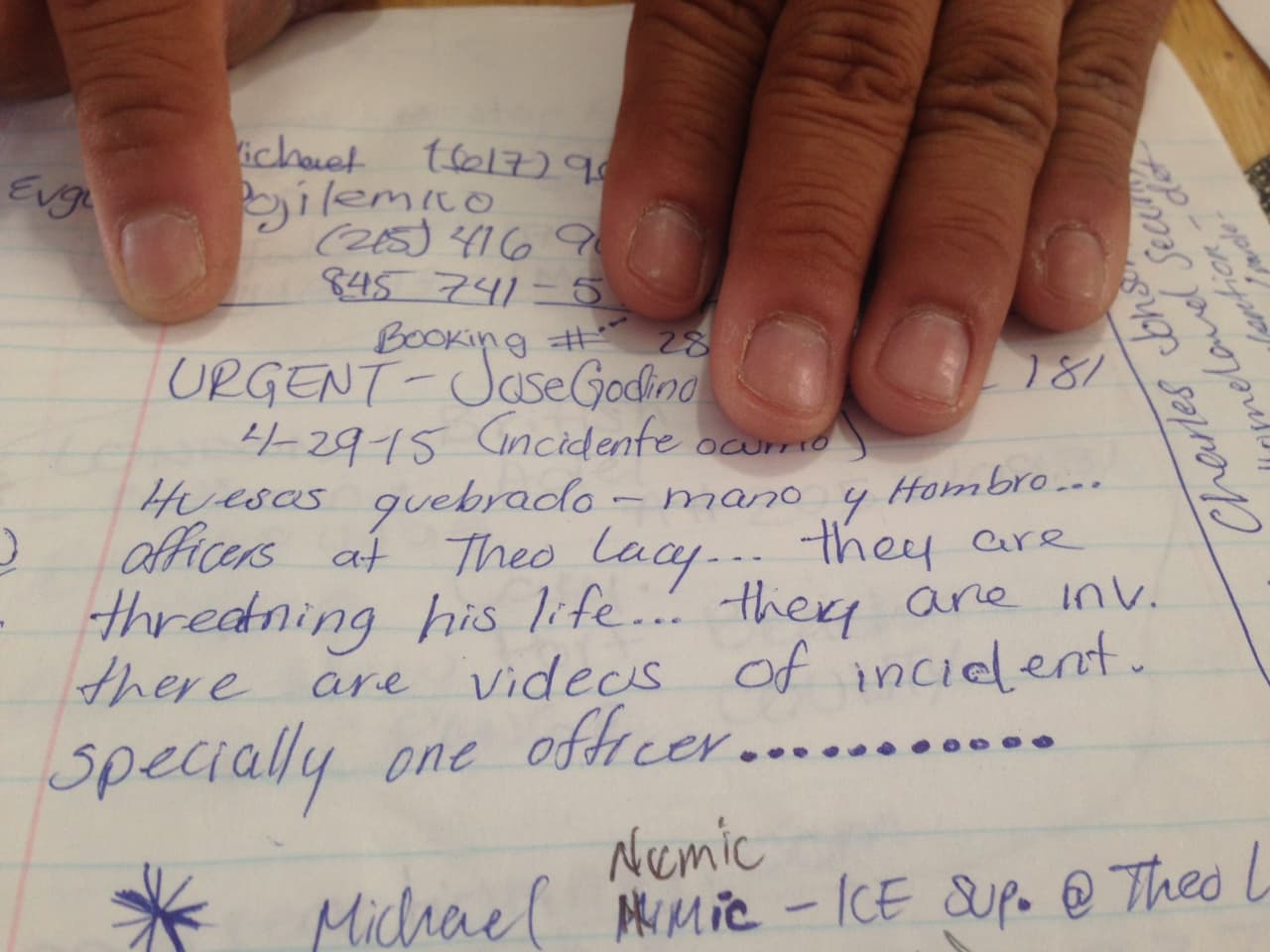 Reporte improvisado que se escribió sobre la presunta paliza que sufrió un migrante detenido en la cárcel Theo Lacy en la ciudad de Orange, California.