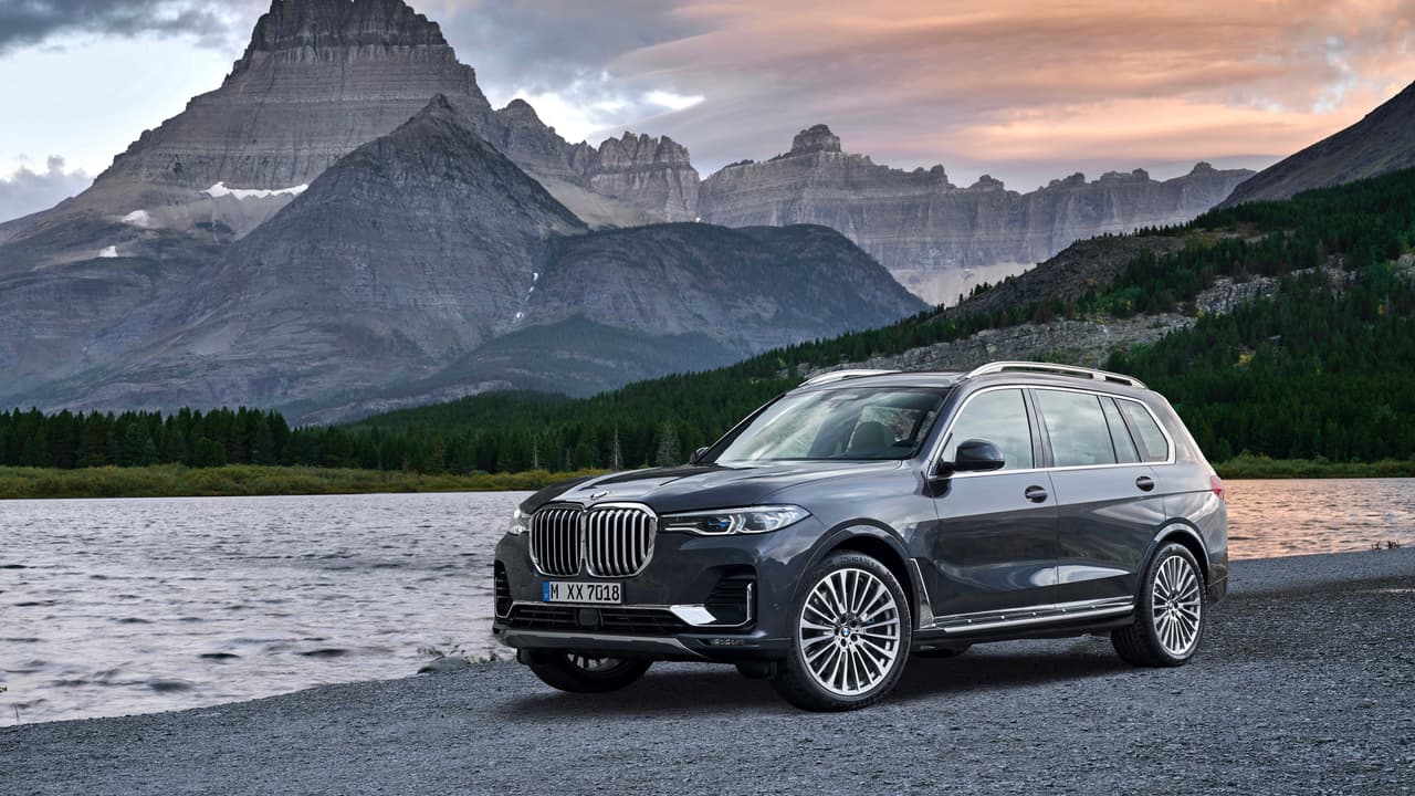 El chasis de la nueva BMW X7 2020 se distingue por un sistema de
<b>suspensión independiente en ambos ejes</b> con diseño de horquilla doble en el eje frontal y de eslabones en el eje trasero. la suspensión cuenta con amortiguadores de aire que le permiten al conductor ajustar la altura del vehículo.