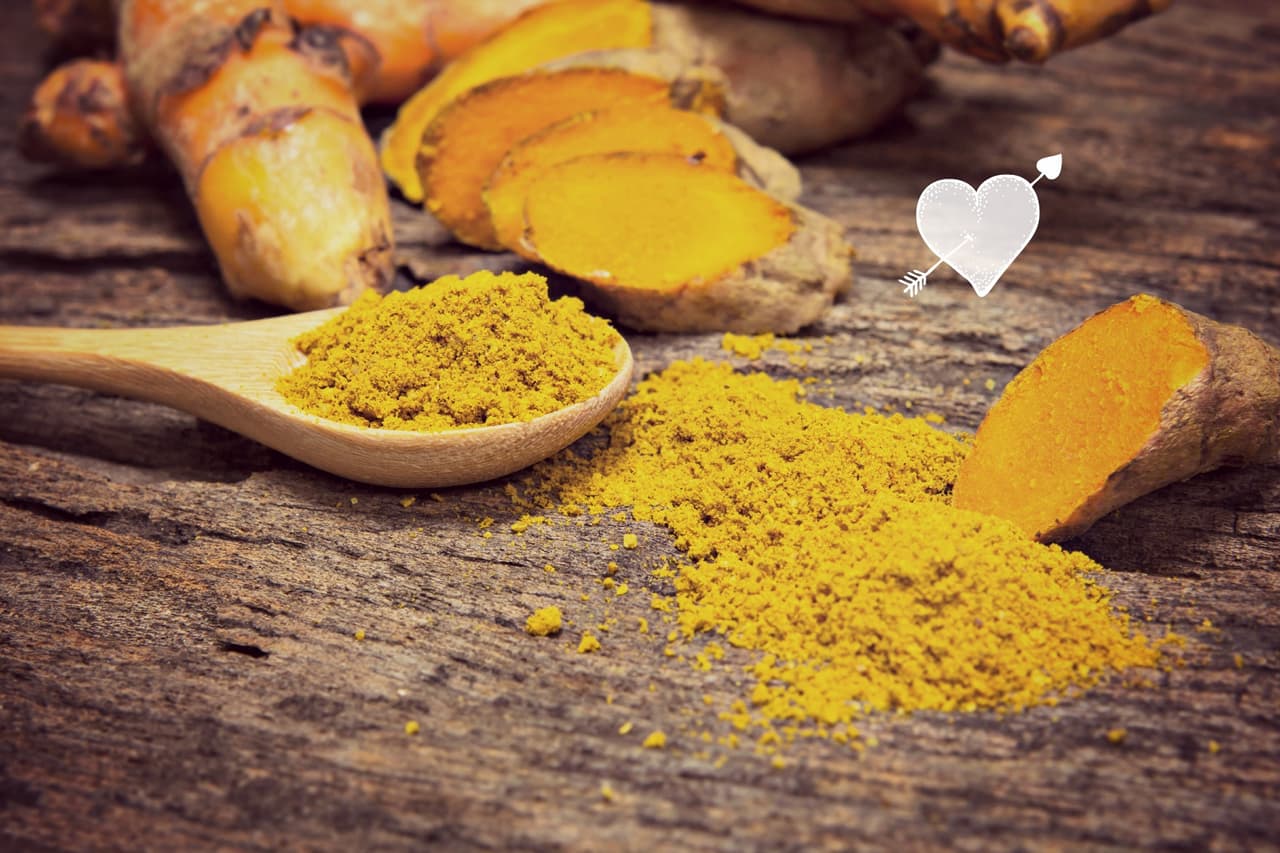 <b>Cúrcuma con yogurt. </b>Esta mascarilla proporcionará vitalidad y luminosidad a tu rostro, pero además te ayudará a eliminar puntos negros y manchas gracias a que el yogurt posee propiedades aclarantes y astringentes, alivia irritaciones y es una excelente alternativa para tratar las pieles oleosas.