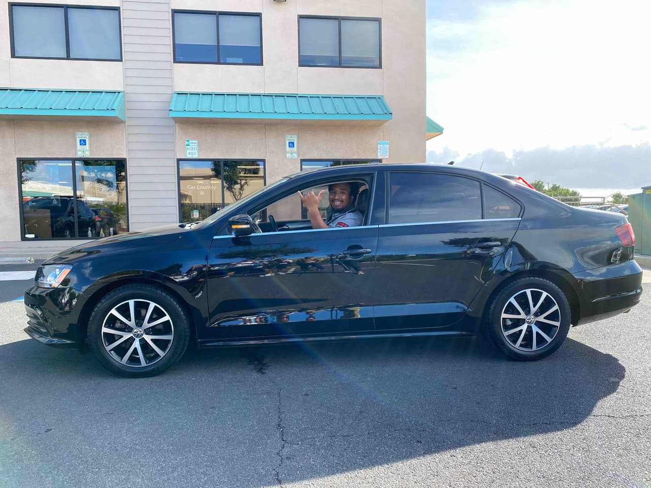 Pedaleó varias millas para devolver una cartera y le regalaron un auto en recompensa