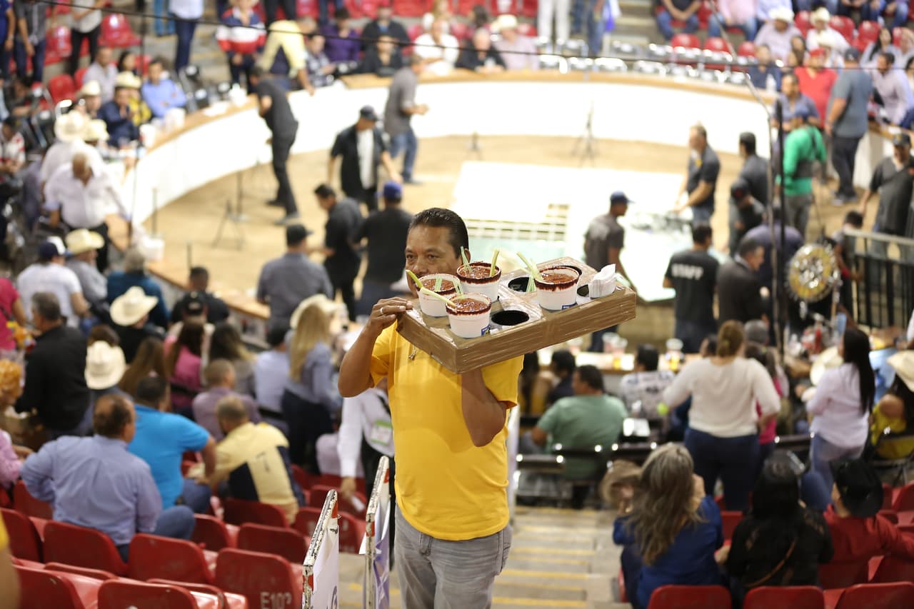 Un vendedor ofrece las típicas micheladas, una combinación de cerveza, chile molido y otros condimentos.