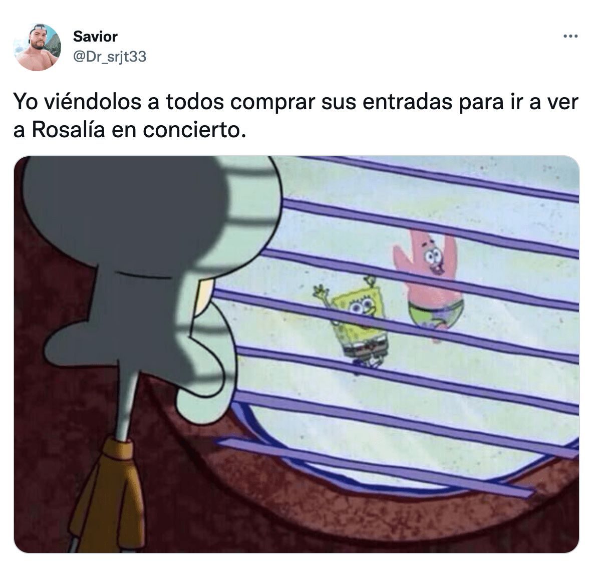 Este gracioso meme llamó la atención de más de uno por el mensaje que lo acompaña, ya que se ve los personajes 'Bob Esponja' y 'Patricio' que corren hacía a un lugar, además notamos como 'Calamardo' los observa desde su ventana: “Yo viéndolos a todos comprar sus entradas para ir a ver a Rosalía en concierto”.