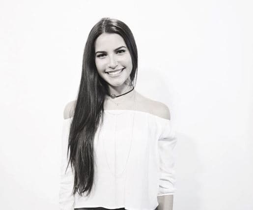 Zhamira usa el pelo suelto.