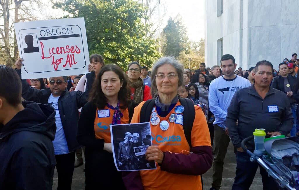En Oregon las personas que soliciten un permiso de conducir o una tarjeta de identificación que no sea REAL ID deben presentar un documento de identidad, su fecha de nacimiento y su dirección, así como su número de Seguro Social o una declaración por escrito en la que indiquen que no se les ha asignado uno. No figura como requisito prueba de presencia legal en el país.