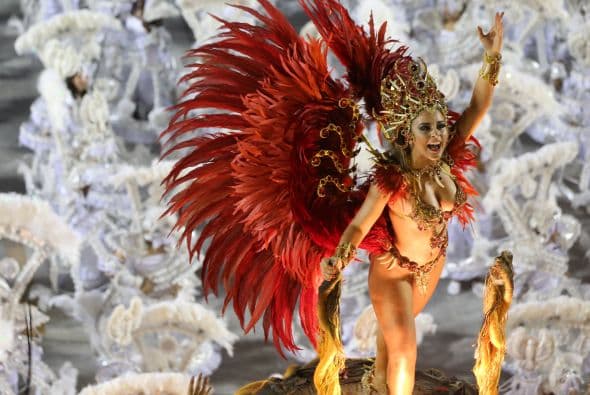 Bailaron y desfilaron este domingo bajo el candente sol del caribe colombiano a lo largo de unos seis kilómetros en la Vía 40, conocida como el "cumbiódromo" en Barranquilla.