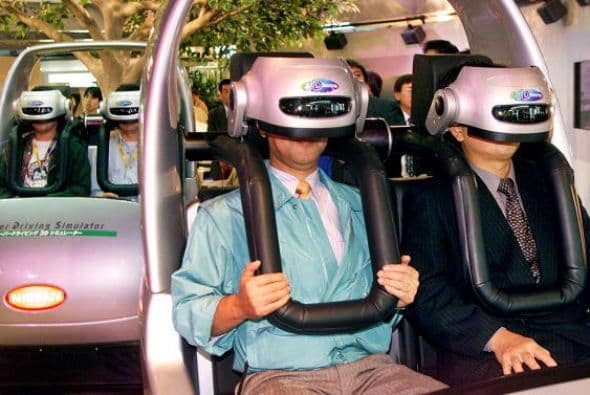REALIDAD VIRTUAL. El concepto moderno de realidad virtual comenzó hace 50 años, con Sensorama, en 1962. Poner tu cara dentro de algo para vivir una realidad virtual ha sido intentado muchas veces.
