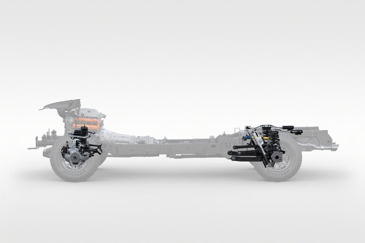 La Ram TRX ofrece los frenos delanteros más grandes del segmento con discos de 15 pulgadas, y cuenta con un sistema de suspensión único y completamente nuevo con amortiguación activa, inspirado en los vehículos de competencia del desierto con brazos de control superiores de aluminio forjado en ambos extremos.