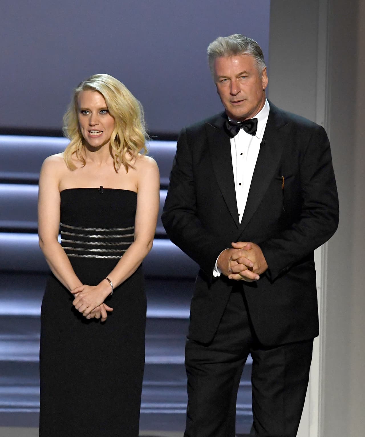 Este lunes, Alec Baldwin, quien junto a Kate McKinnon presentó en los Emmy a
<b><a href="https://www.univision.com/entretenimiento/lanzan-campana-para-evitar-que-la-actriz-betty-white-muera-en-2016">la nonagenaria Betty White</a></b>, añadió que su familia conoció a Justin Bieber en una ocasión y que el único consejo que puede darle es que "siga trabajando".