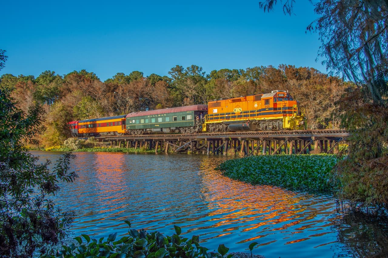 <b><a href="https://www.samshortline.com/">SAM Shortline Excursion Train</a></b>. El SAM Shortline Excursion Train es una hermosa operación que presenta un viaje de ida y vuelta de casi 70 millas a lo largo de un antiguo corredor de Seaboard Air Line que pasa por cinco pueblos pequeños (Cobb, De Soto, Leslie, Americus y Plains) entre su base de operaciones de Cordele y Archery.
<br>
<br>
<b><a href="https://goo.gl/maps/yrpQyb8iY73XpihC7">Cómo llegar</a></b>