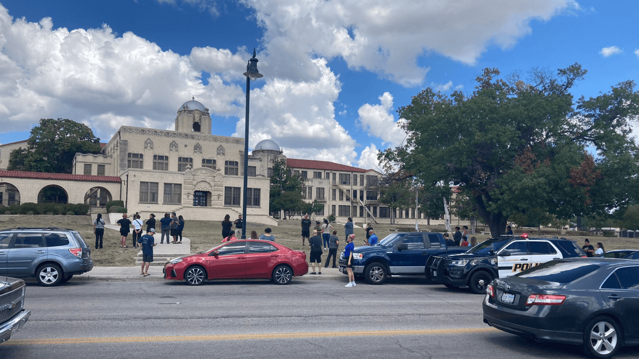 Estudiantes y padres de alumnos de la escuela preparatoria Thomas Jefferson vivieron un día de encierro, miedo y caos después de un reporte por un incidente que aún se desconoce.